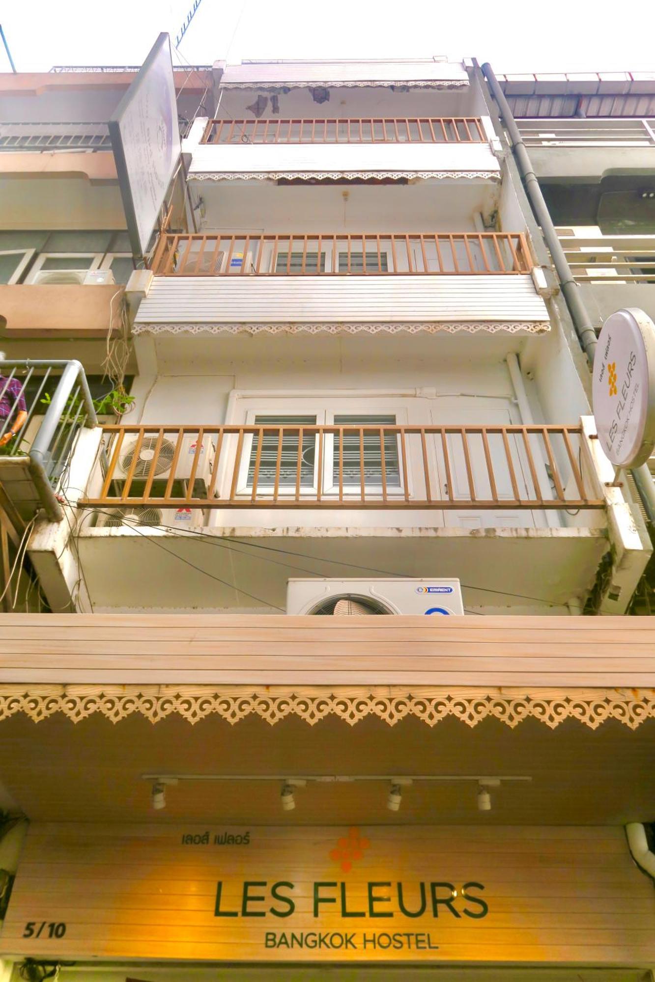 Tini Kati Hostel Bangkok Bagian luar foto