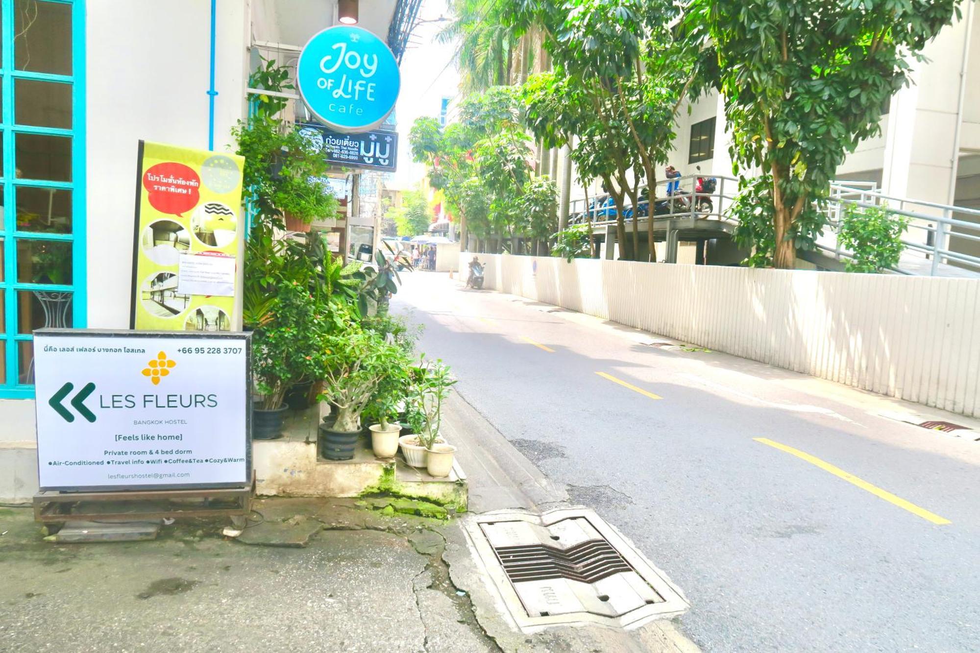 Tini Kati Hostel Bangkok Bagian luar foto