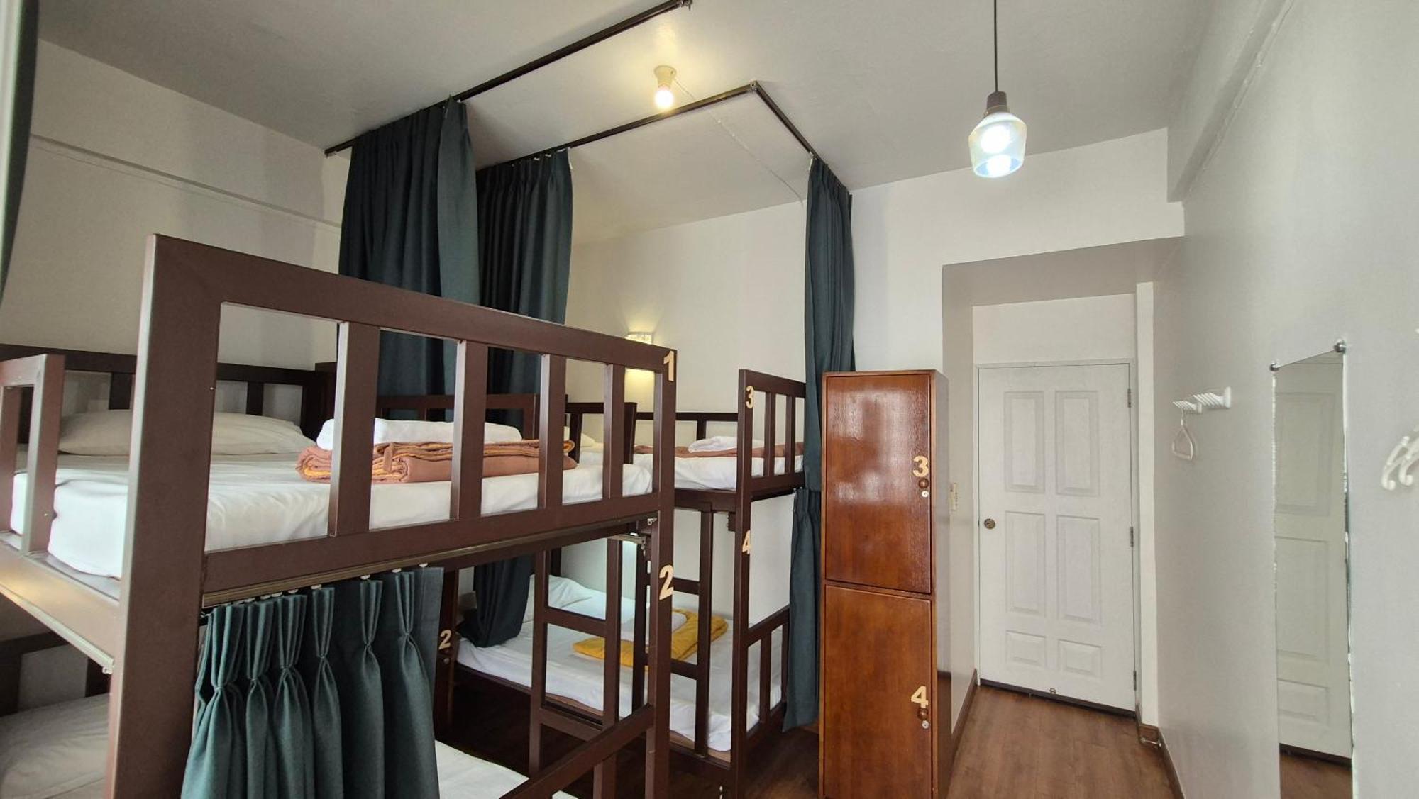 Tini Kati Hostel Bangkok Bagian luar foto