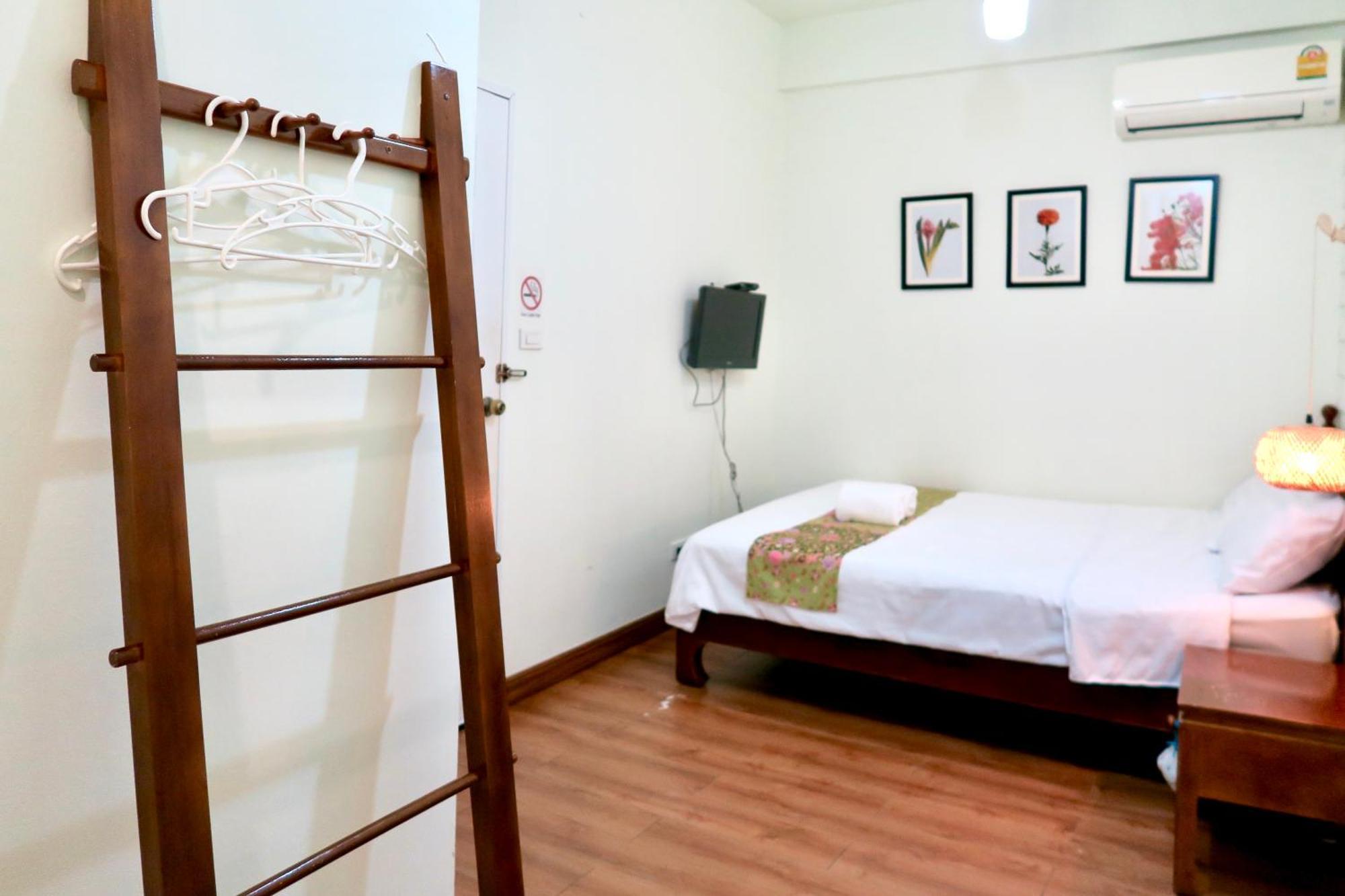Tini Kati Hostel Bangkok Bagian luar foto