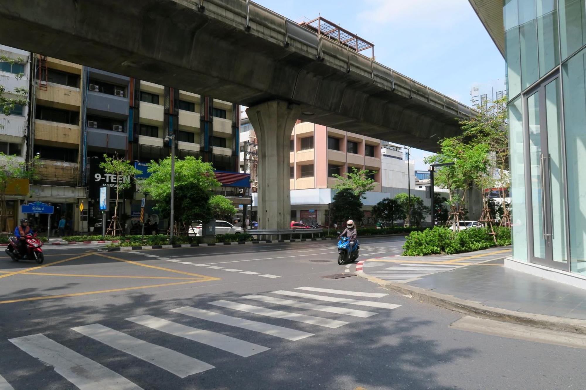 Tini Kati Hostel Bangkok Bagian luar foto
