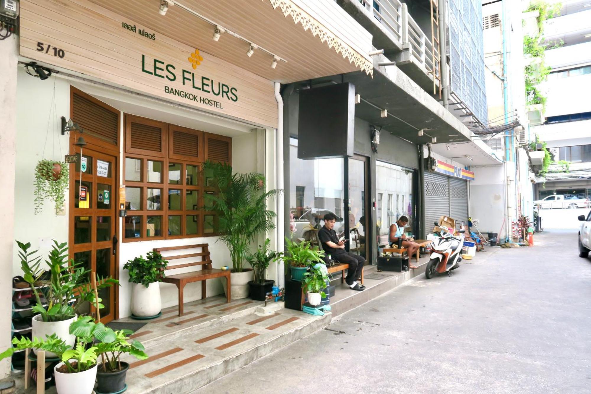 Tini Kati Hostel Bangkok Bagian luar foto