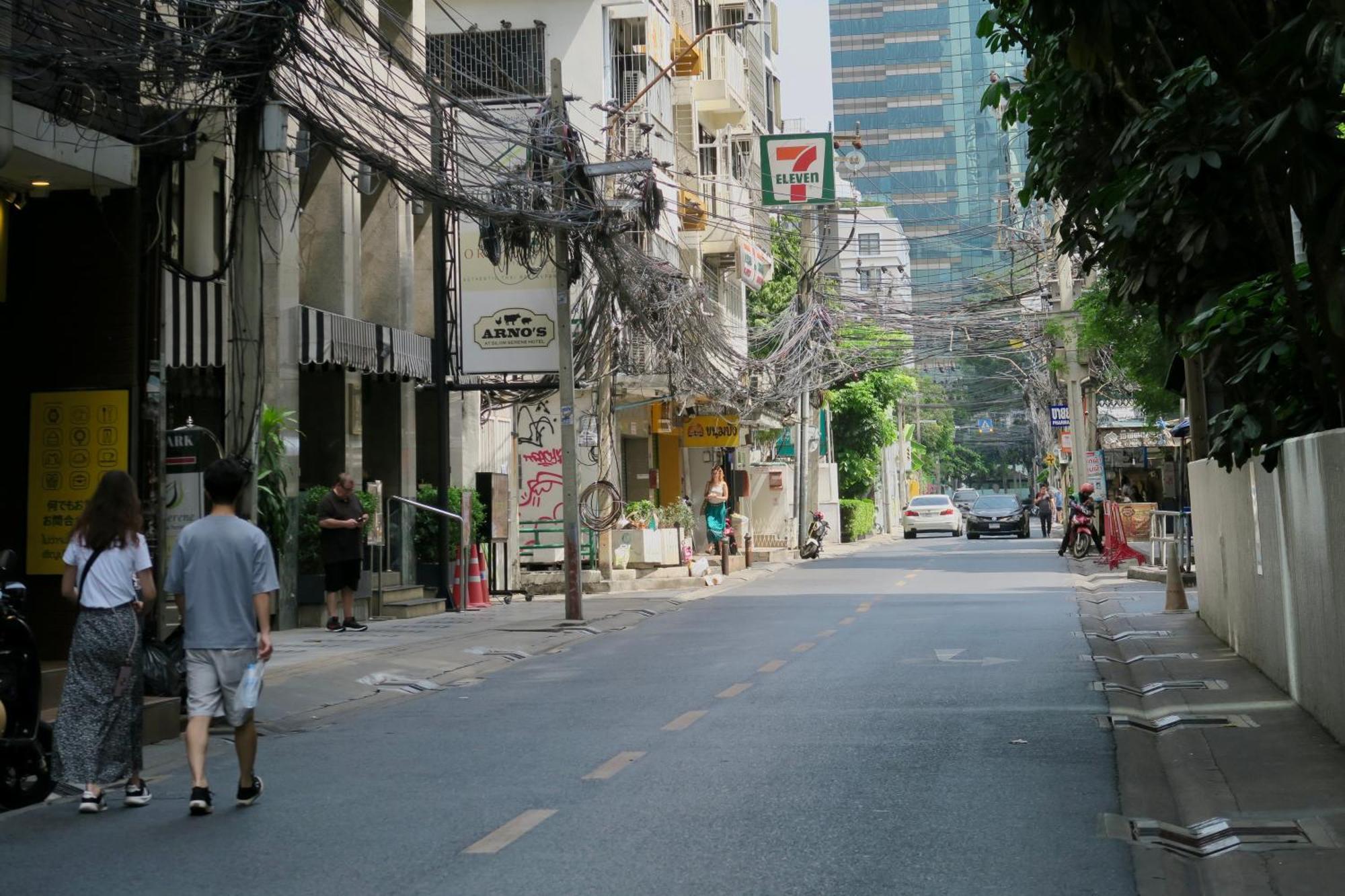 Tini Kati Hostel Bangkok Bagian luar foto