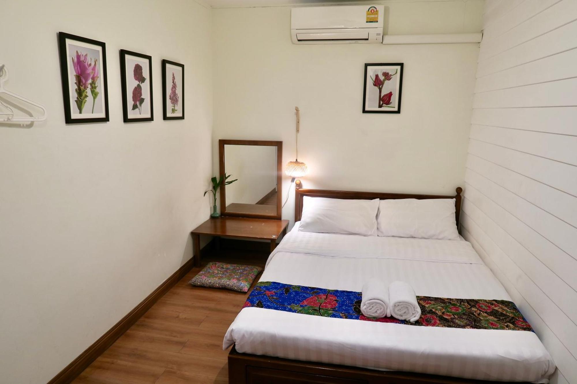 Tini Kati Hostel Bangkok Bagian luar foto