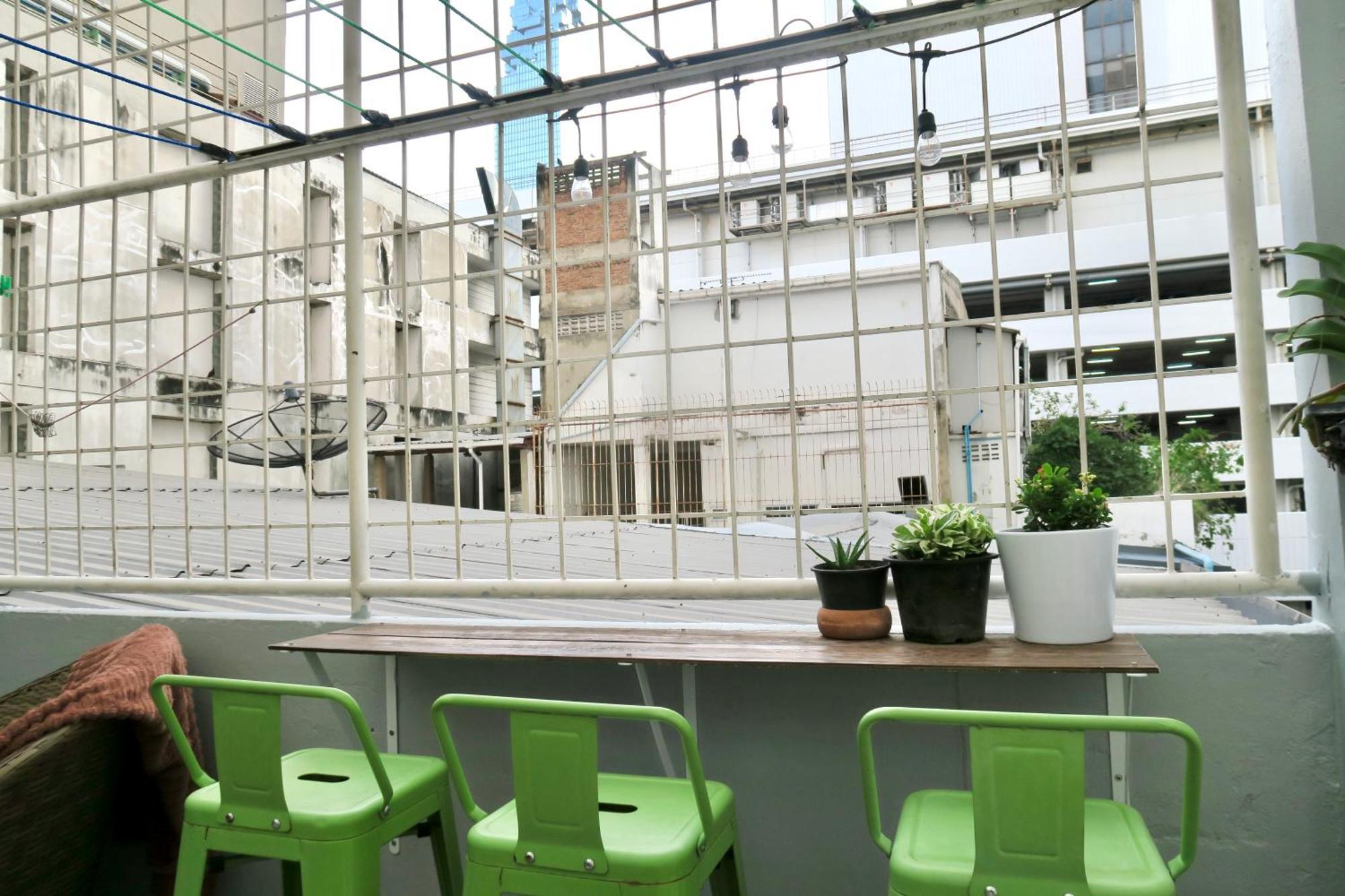 Tini Kati Hostel Bangkok Bagian luar foto