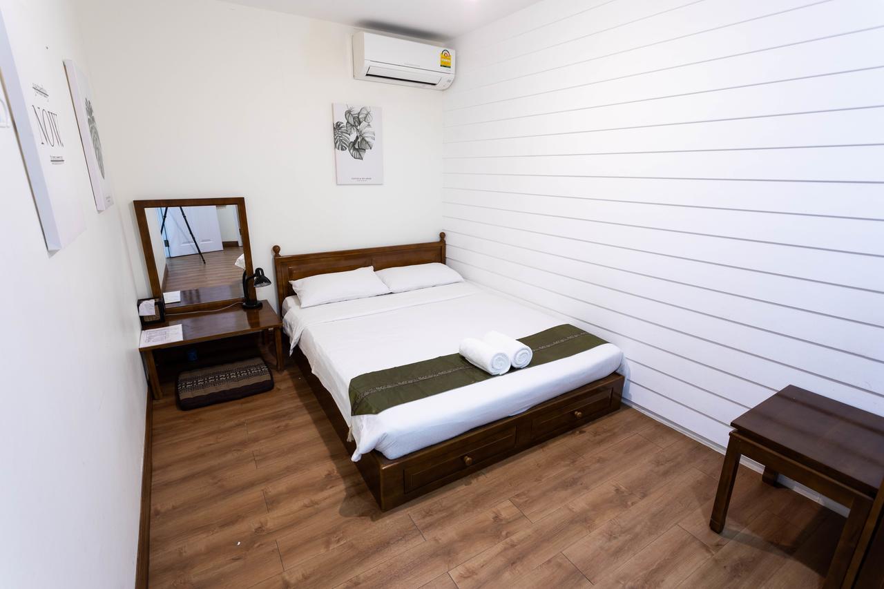 Tini Kati Hostel Bangkok Bagian luar foto