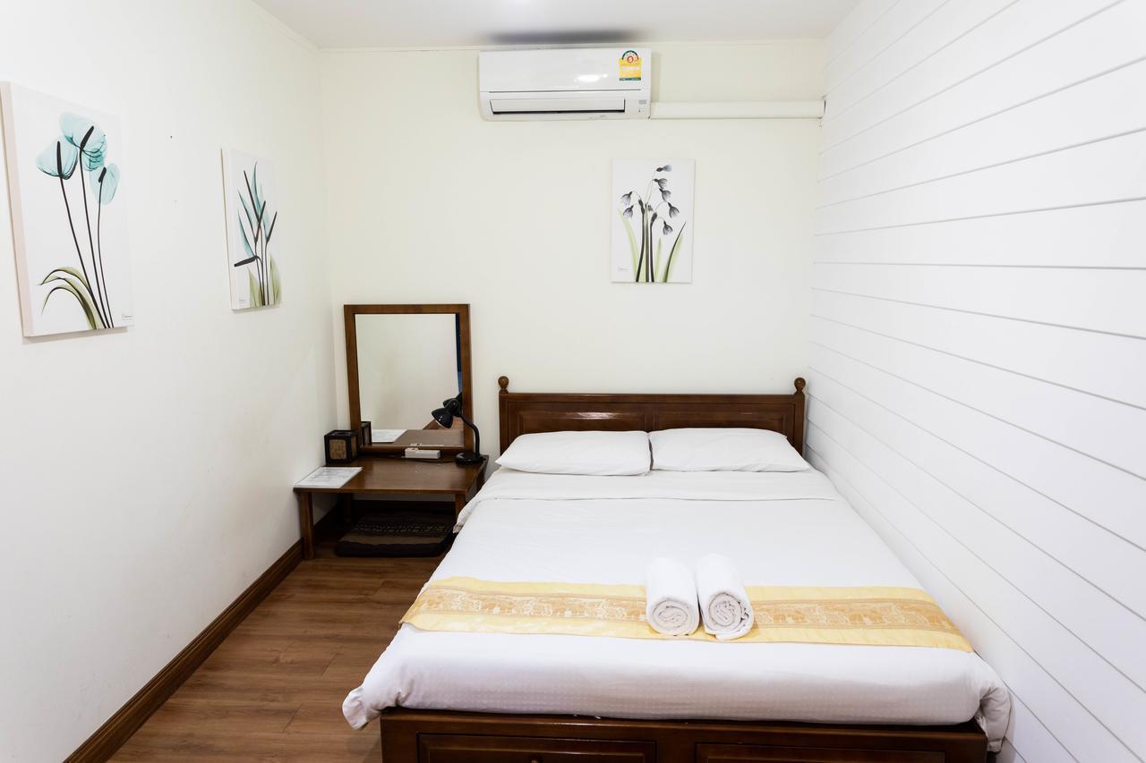 Tini Kati Hostel Bangkok Bagian luar foto