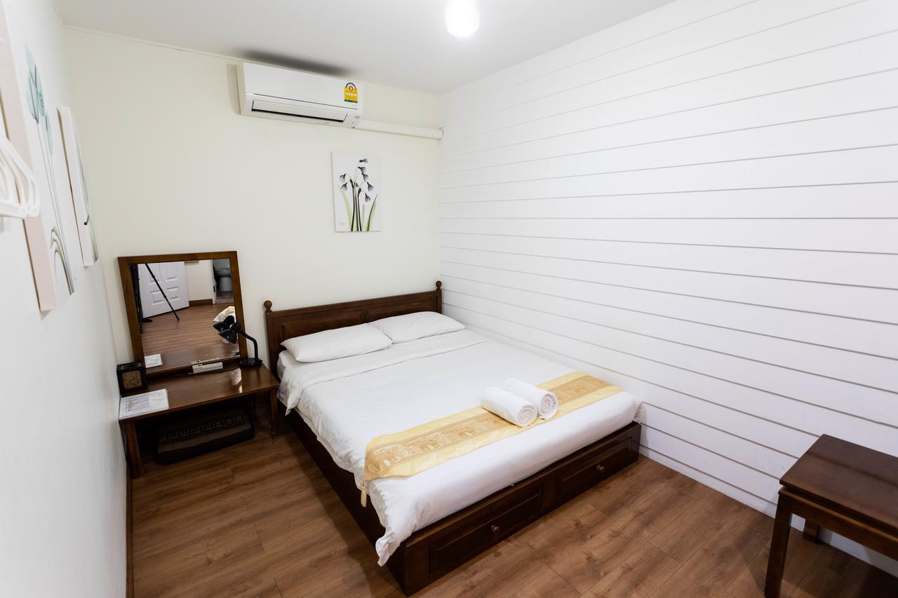Tini Kati Hostel Bangkok Bagian luar foto