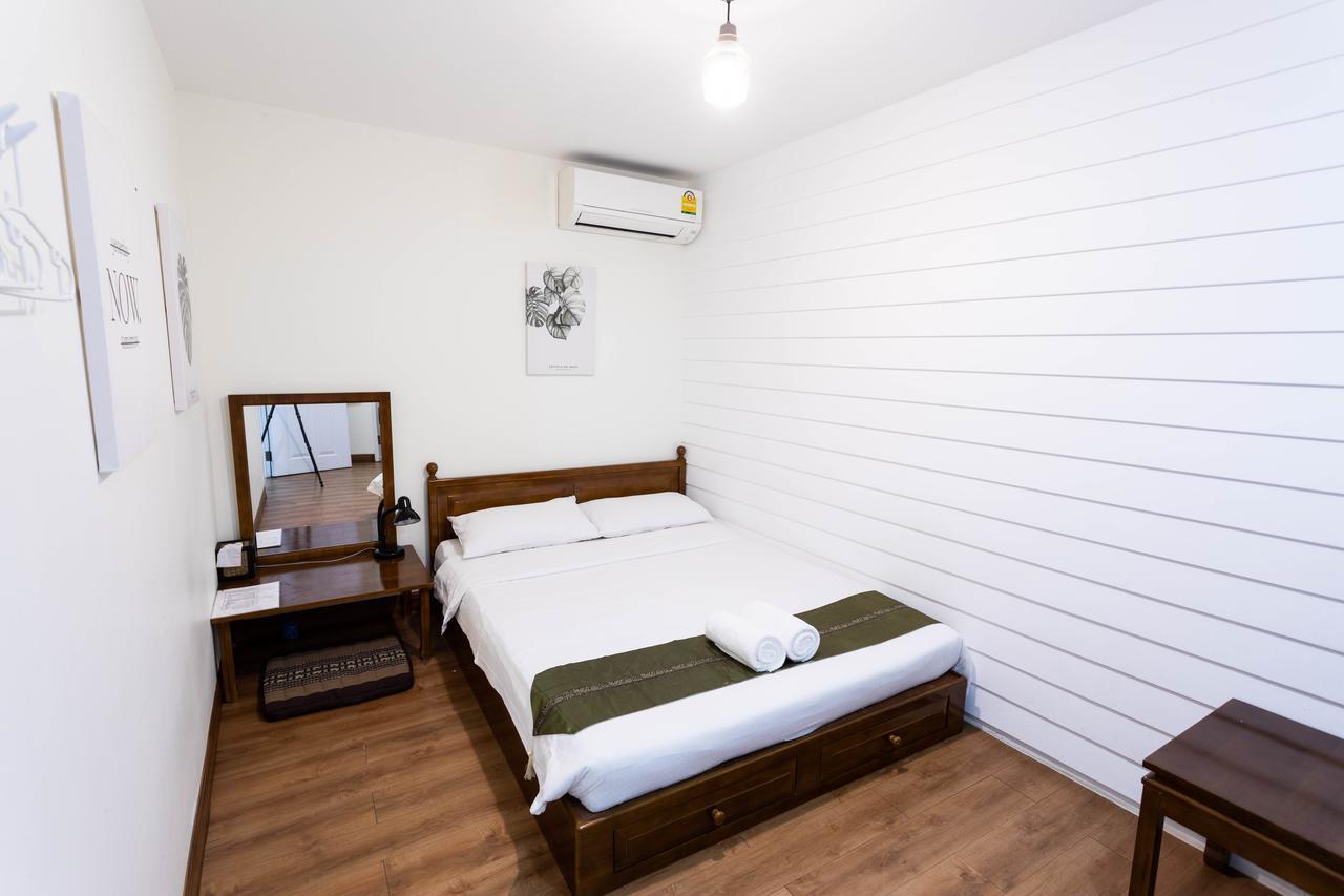 Tini Kati Hostel Bangkok Bagian luar foto